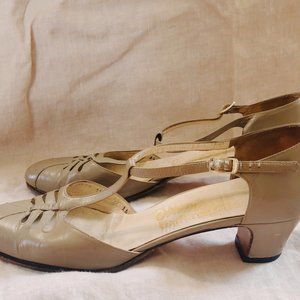 Size 7AA Vintage Salvatore Ferragamo T-Strap Pumps